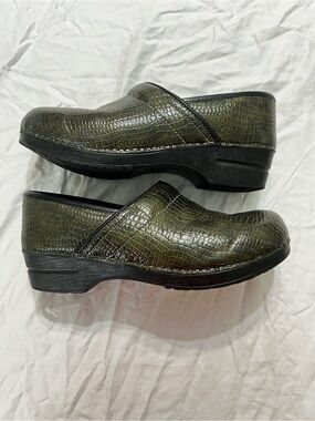 Sanita Green Faux Croc Professional Leather Clogs Size 42 Women 11 Men 9